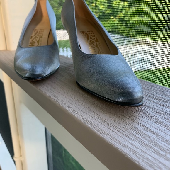 Salvatore Ferragamo Pewter Gray metallic pumps - Picture 3 of 7